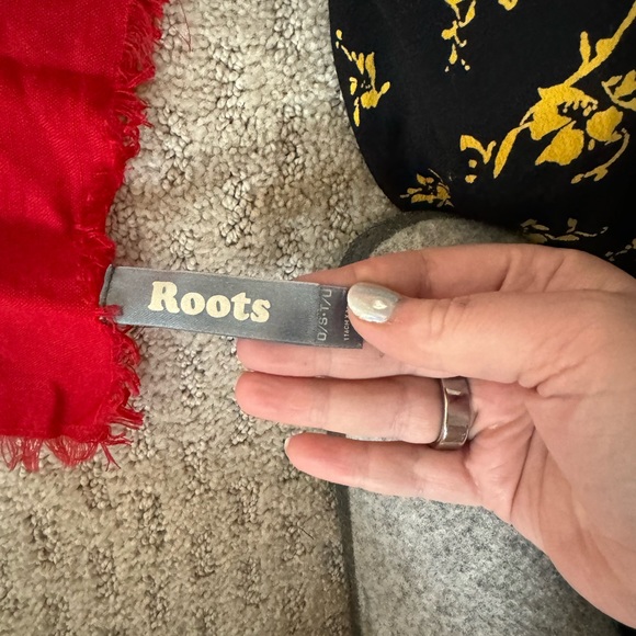 Roots Canada Red Wool Blend Canadian Map Wall Hanging Scarf Wrap 45" x 45" - Picture 5 of 5